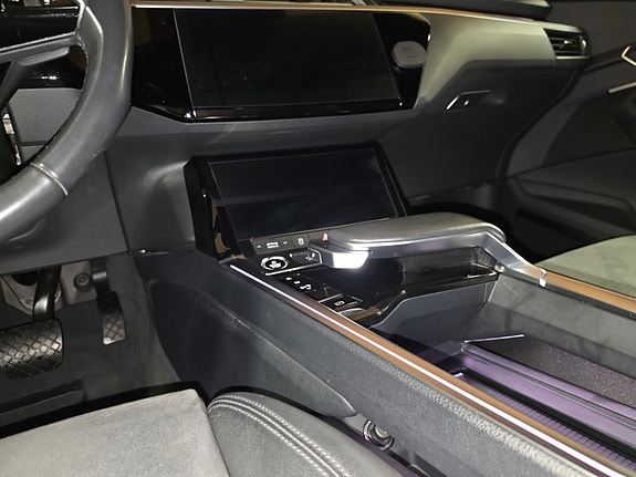 Audi e-tron 24 of 30