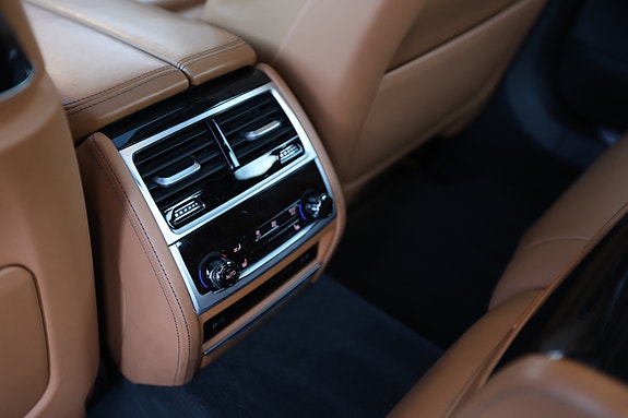 BMW 750i 24 of 30