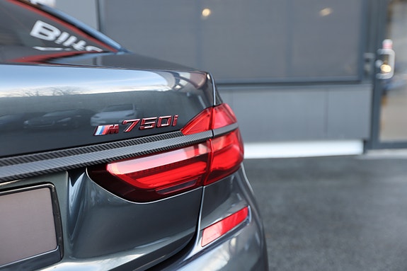 BMW 750i 6 of 30