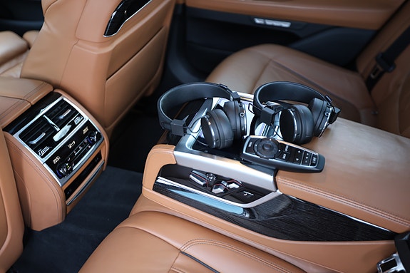 BMW 750i 30 of 30