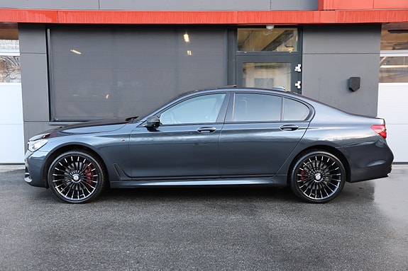 BMW 750i 4 of 30