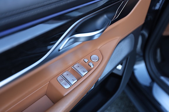 BMW 750i 12 of 30