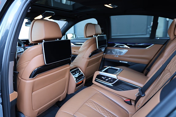 BMW 750i 22 of 30
