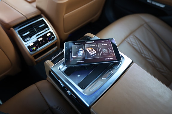BMW 750i 29 of 30