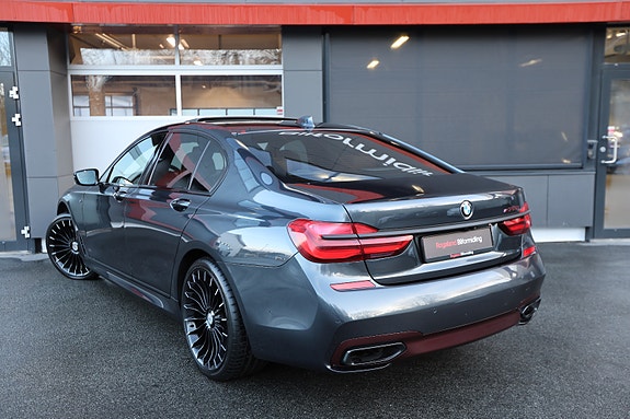 BMW 750i 5 of 30