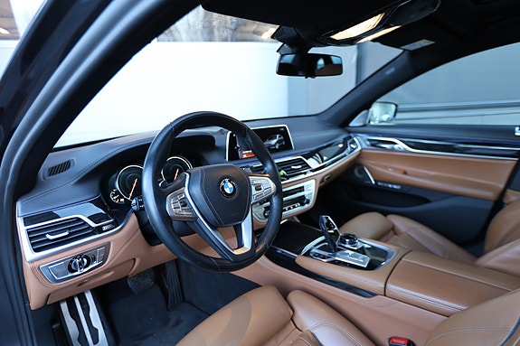BMW 750i 15 of 30