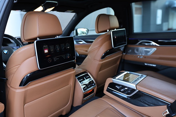 BMW 750i 23 of 30