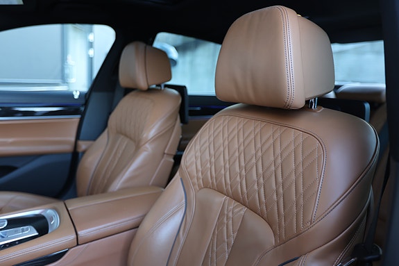 BMW 750i 19 of 30
