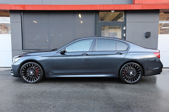 BMW 750i 3 of 30