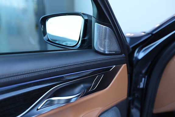 BMW 750i 11 of 30