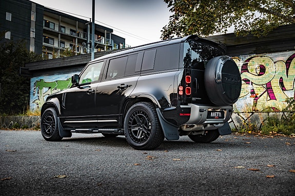 Land Rover Defender 110 7 of 10