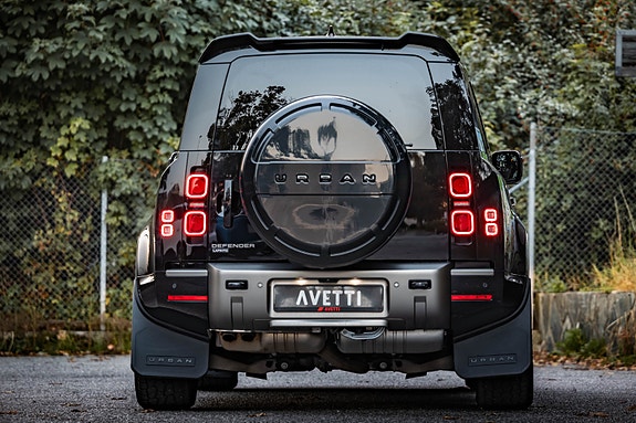 Land Rover Defender 110 8 of 10
