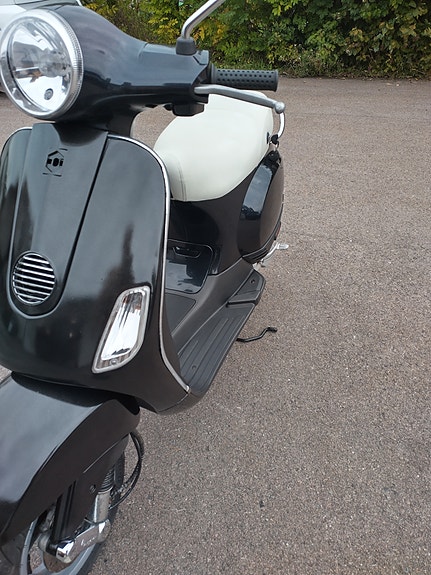 Vespa LX 50 2 of 11