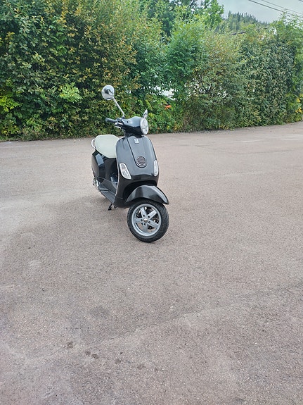 Vespa LX 50 3 of 11