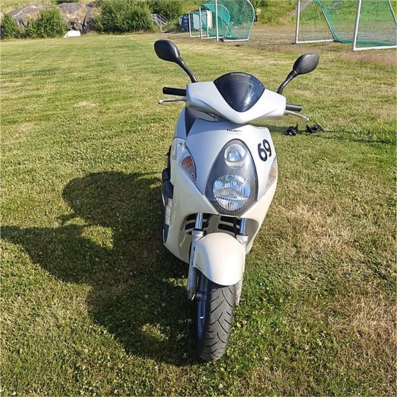 Honda HONDA NES125-5 PLUTON SILVER 3 of 4
