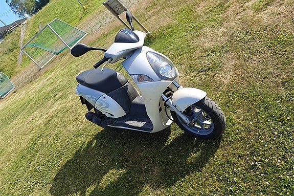 Honda HONDA NES125-5 PLUTON SILVER 2 of 4