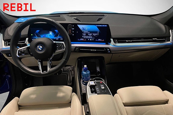 BMW iX1 9 of 21