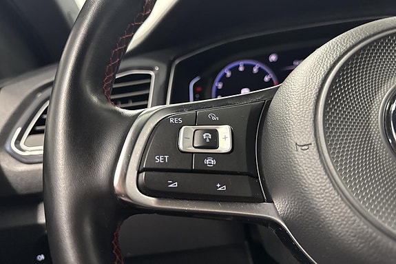 Volkswagen T-Roc 16 of 24