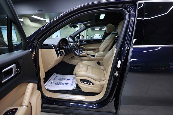 Porsche Cayenne 26 of 30