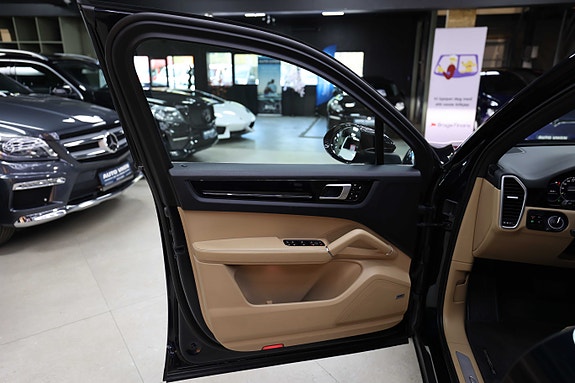 Porsche Cayenne 22 of 30