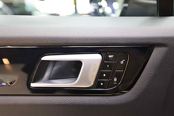 Porsche Cayenne 24 of 30