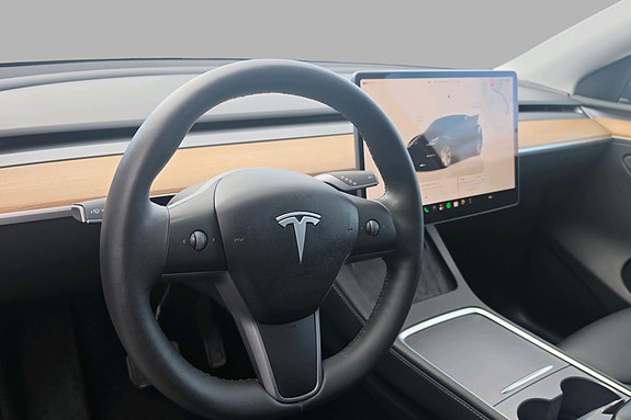 Tesla Model Y 24 of 30