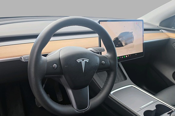 Tesla Model Y 27 of 30