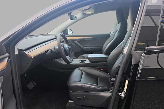 Tesla Model Y 22 of 30