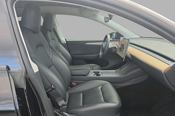 Tesla Model Y 28 of 30