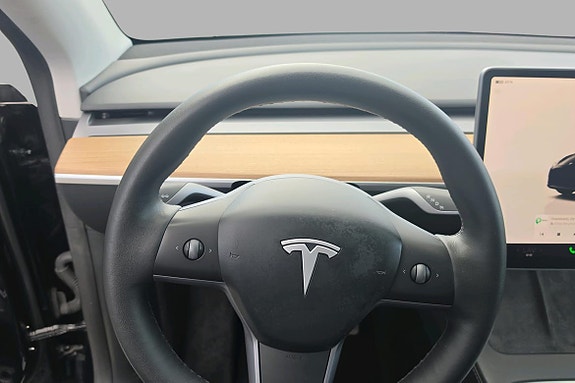 Tesla Model Y 25 of 30