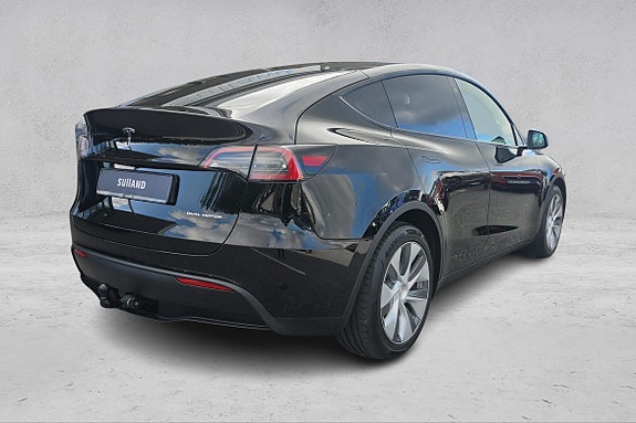 Tesla Model Y 10 of 30
