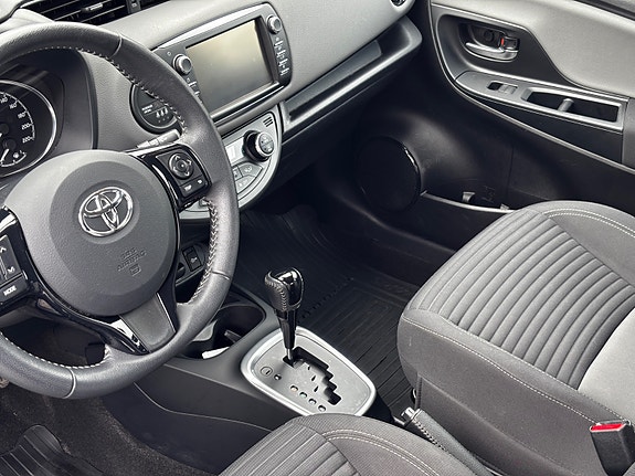 Toyota Yaris 11 of 30
