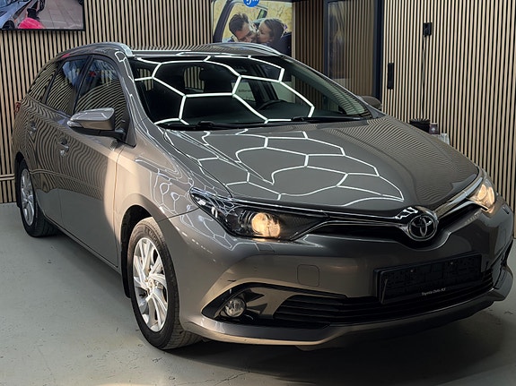 Toyota Auris 8 of 30
