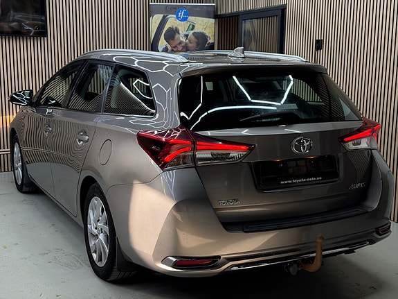 Toyota Auris 11 of 30
