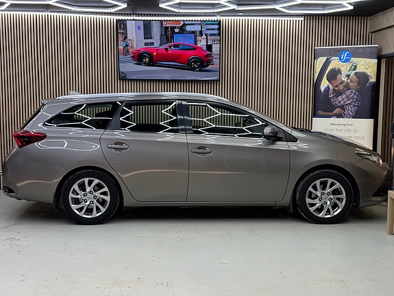 Toyota Auris 10 of 30