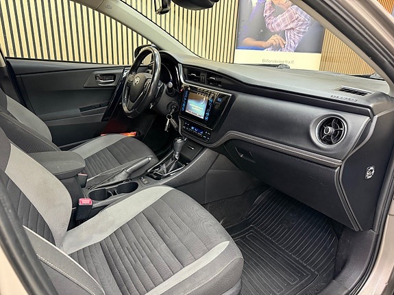 Toyota Auris 27 of 30
