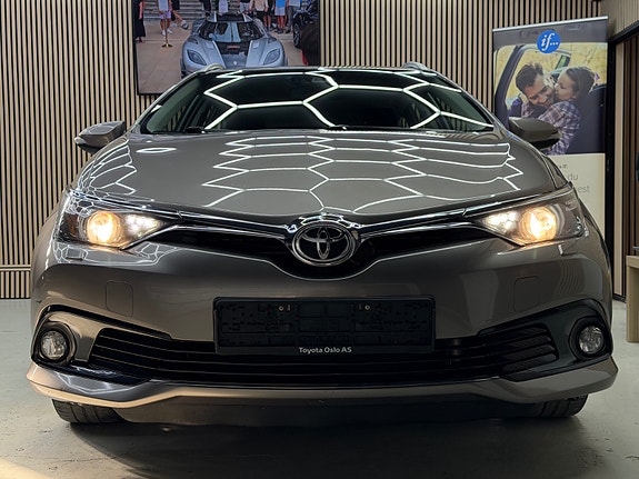 Toyota Auris 6 of 30