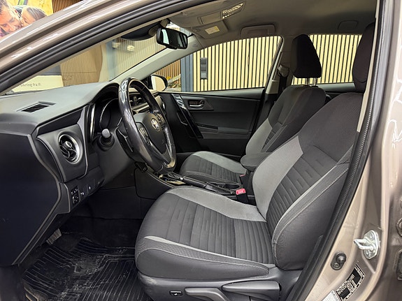 Toyota Auris 24 of 30