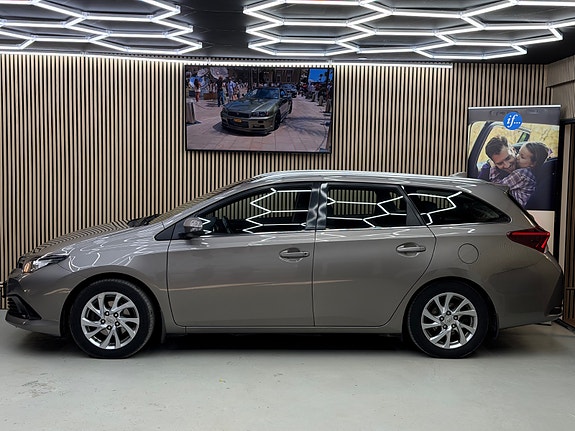 Toyota Auris 4 of 30