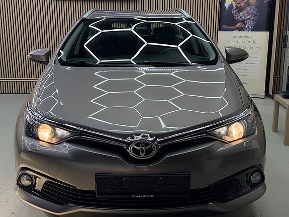 Toyota Auris 7 of 30