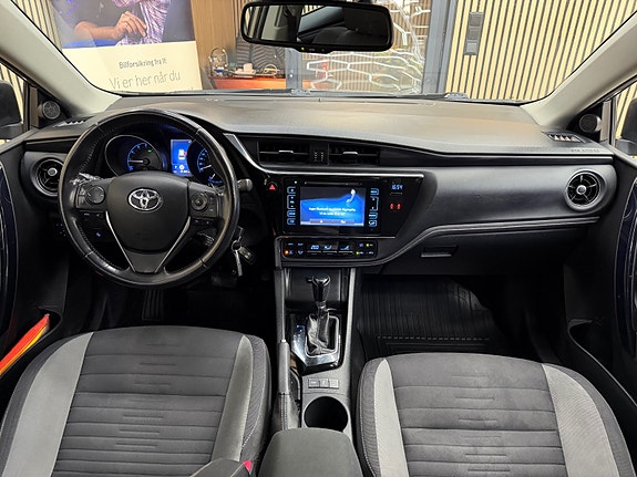Toyota Auris 25 of 30