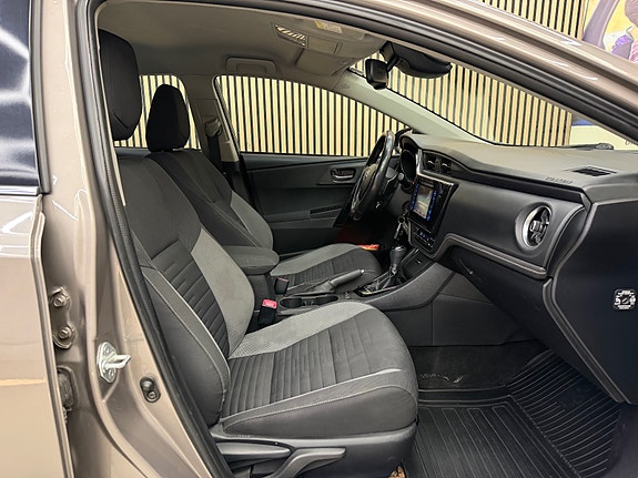 Toyota Auris 28 of 30