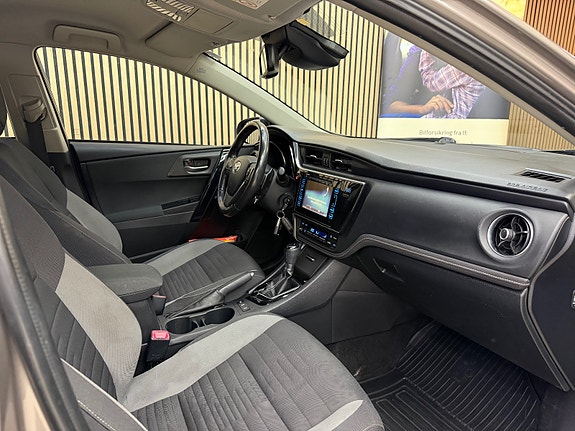Toyota Auris 30 of 30