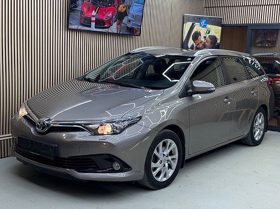 Toyota Auris 2 of 30