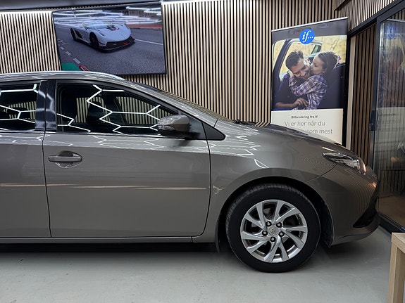 Toyota Auris 21 of 30