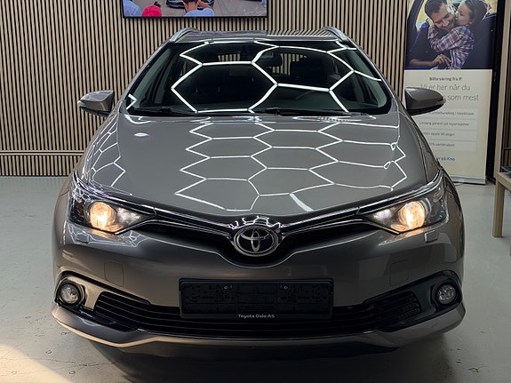 Toyota Auris 5 of 30