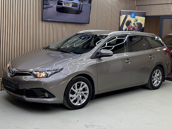 Toyota Auris 3 of 30