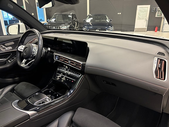 Mercedes-Benz EQC400 13 of 30