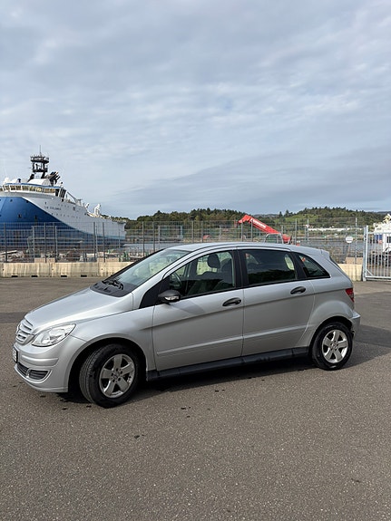 Mercedes-Benz B150 2 of 21