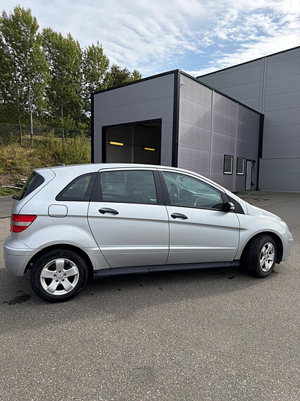 Mercedes-Benz B150 4 of 21